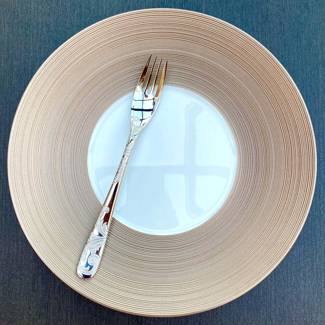 Discovering Luxury Knives Why They Outshine Standard Models