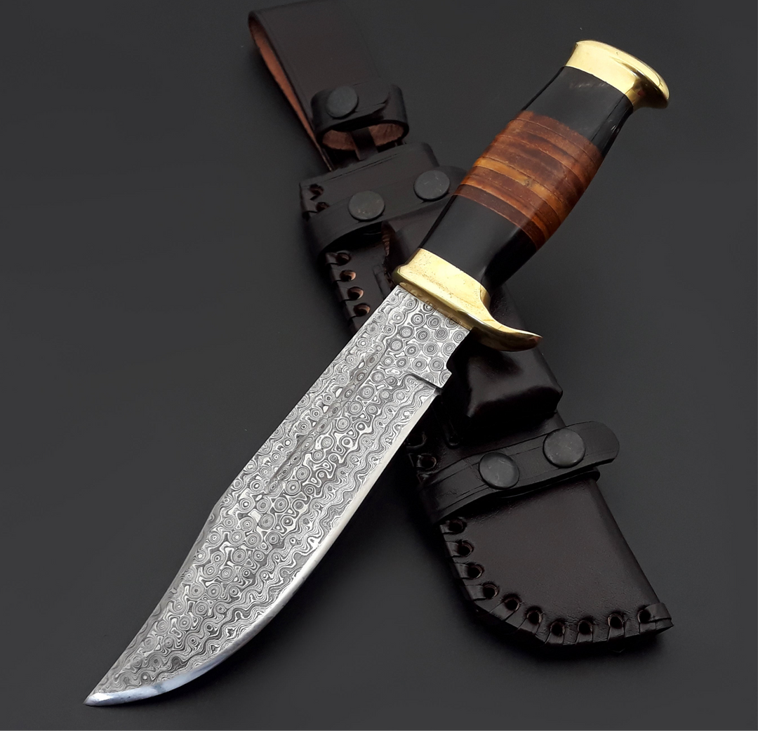 Cuchillo Bowie Empyrean con mango de latón y madera de Pakkawood 