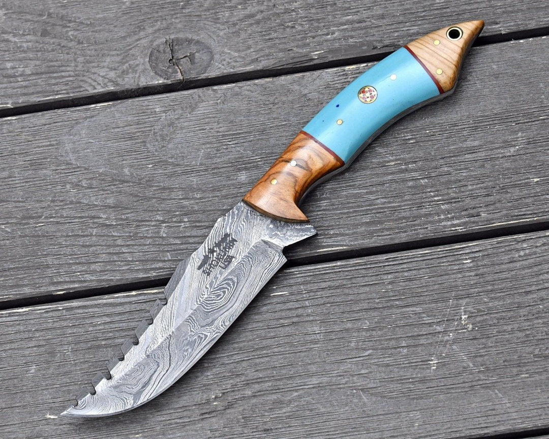 Engraved Skinner Knives – Warlock Damascus Hunting Knife with Olive Wood and Resin Handle – shokuninusa